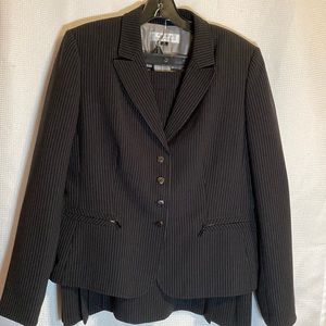 Tahari black Pinstripe 2 Piece Skirt Power Suit! Size14